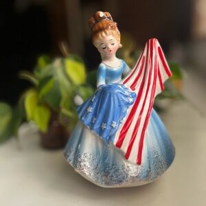 JOSEF ORIGINALS BETSY ROSS FIGURINE W/FLAG MUSIC BOX "GOD BLESS AMERICA" 🇺🇸